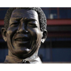 Detalle de la estatua del expresidente sudafricano Nelson Mandela en el centro comercial Sandton en Johannesburgo.