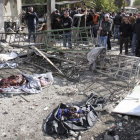 Los restos de algunas de las víctimas yacen después de una de las explosiones.