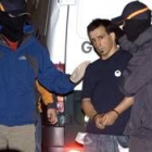 Agentes de la Guardia Civil llegan con uno de los ocho arrestados