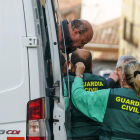 Jesús P.H. baja del furgón de la Guardia Civil que lo condujo a declarar ante la jueza. RAÚL SANCHIDRIÁN