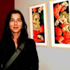 Sara Calleja posa ante dos de sus cuadros