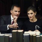 El rey Felipe VI conversa con la reina Letizia durante una reunión plenaria de la RAE. KIKO HUESCA