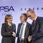La responsable ejecutiva de GM, Ibarra, el presidente de PSA, Tavares, y el de Opel, Neumann. C. P. T.