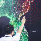 Un oficial de Corea del Sur apunta el epicentro del terremoto causado por el ensayo nuclear de Corea del Norte.
