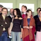 Fernando Colomo, a la izquierda, con los protagonistas de la película