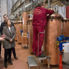 La consejera Marcos en las instalaciones de la empresa de licores Orujos Panizo. M. A. MONTESINOS