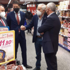Morán y Llorente, junto a los representantes del supermercado Plaza,  ayer en Madrid. DL
