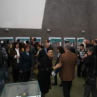 El público asistente aguarda el inicio de las jornadas a las puertas del salón de actos de la Uned