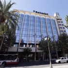 Vista del edificio del Sabadell en Alicante, que ocupará la próxima semana. MANUEL LORENZO