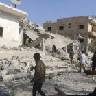 Civiles inspeccionan los restos de un bombardeo en Raqqa el 19 de Noviembre.