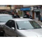 Fermín Guerrero, con gafas de sol, en el momento en el que ha sido localizado en la calle Fray Luis de León casi ya en Fernández Ladreda