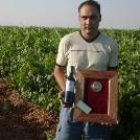 Rafael Alonso posa con otro de los premios conseguidos