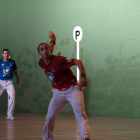 Un pelotari se dispone a atacar una pelota en el festival coyantino.