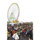 La noria ha presidido durante la última semana el recinto ferial, que ayer disfrutó de su jornada de