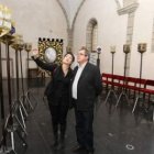 La artesana Ruth Magallanes y José Antonio Fernández, de la cofradía, con las estaciones.