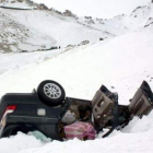 Vehículos sepultados por la nieve tras la serie de aludes.