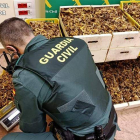 Un agente procede a pesar la mercancía incautada. DL