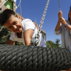 Gonzalo, un niño de siete años, diagnosticado con un trastorno del lenguaje, juega en un parque con su madre, Susana.