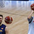 Pau Gasol y Felipe Reyes, en un entrenamiento de la selección española de baloncesto.