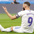 El delantero del Real Madrid Karim Benzemá comienza a notar el cansancio muscular. JAVIER LIZÓN