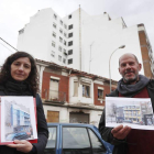 La arquitecta Raquel Santamarta y el artista Salvador Armesto posan frente a la casa de la plaza Severino Ibáñez con su proyecto de viviendas-contenedor. JESÚS F. SALVADORES
