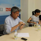 Fernández, junto a Belén Fernández y el portavoz del PSOE en Ponferrada, Samuel Folgueral.