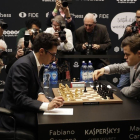 Caruana y Carlsen, durante la 12a y última partida del duelo a ritmo clásico, en el Mundial de Londres.