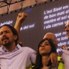 Pablo Iglesias y sus colaboradores cantan 'L'estaca' al cierre de la asamblea ciudadana.