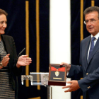 El presidente de Edigrup, José Luis Ulibarri, recibe la Medalla de Oro de las Cortes de manos de su presidenta, Josefa García Cirac.