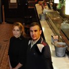 Marta y César en el bar restaurante La Barra, famoso en León porque tiene calefacción en el posamanos.