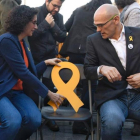 Acto de campaña de ERC con la presencia de Marta Rovira y Raül Romeva, que depositan una lazo amarillo en la silla que debería ocupar Oriol Junqueras.