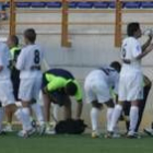 El calor pasó factura a los jugadores, que en la imagen se refrescan