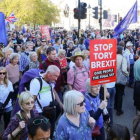 Manifestantes contrarios al brexit marchan por Trafalgar Square, en Londres.