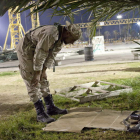 Un soldado rebelde reza en la Plaza Verde de Trípoli después del avance de las fuerzas opositoras sobre la capital.