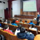 La Policía Local imparte las charlas a 200 alumnos. DL