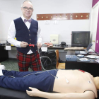 Emilio Blanco, con un muñeco que se utiliza para aprender las técnicas de reanimación en caso de urgencia. RAMIRO