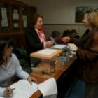Amparo Valcarce entrega los sobres a la presidente de su mesa