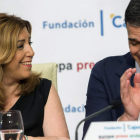 Susana Díaz y Pedro Sánchez, ayer en Sevilla. JULIO MUÑOZ