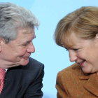 El pastor luterano Joachim Gauck conversa con Angela Merkel.