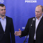 El presidente Medvedev observa al primer ministro Putin en la sede de su partido.
