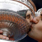 Roger Federer besa el trofeo de campeón tras su victoria sobre el sueco Robin Soderling.
