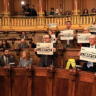 Pleno extraordinario de Barcelona por el encarcelamiento de los exconsellers con el antiguo escaño de Joaquim Forn vacío, este viernes.