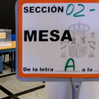 Papeletas y sobres en un colegio electoral. DAVID ARJONA