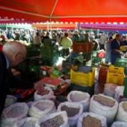 La venta ambulante de frutas y verduras ha reanimado las mañanas de los miércoles y los sábados