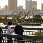 Ciudadanos pasean junto al monumento del Anillo Olímpico en Odaiba. KIMIMASA MAYAMA