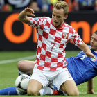 El jugador italiano Thiago Motta pelea por el control del balón con el croata Ivan Rakitic.