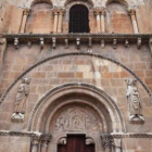En las imágenes se aprecia el grave deterioro que sufre la fachada principal de San Isidoro.
