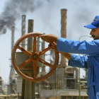 Un trabajador de una refinería de Basrah, en Irak.