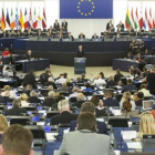 Interior y exterior del Parlamento Europeo. A la izquierda, en el círculo, Antonio Tajani, su presidente.