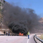 Los mineros prendieron fuego a una barricada de neumáticos.